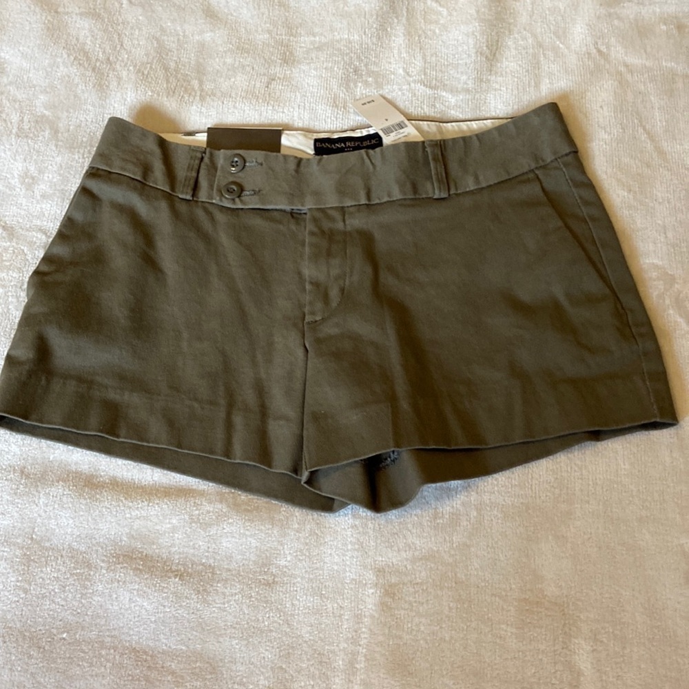 NWT Banana Republic Flat Front Shorts Woman’s Size 4 olive green